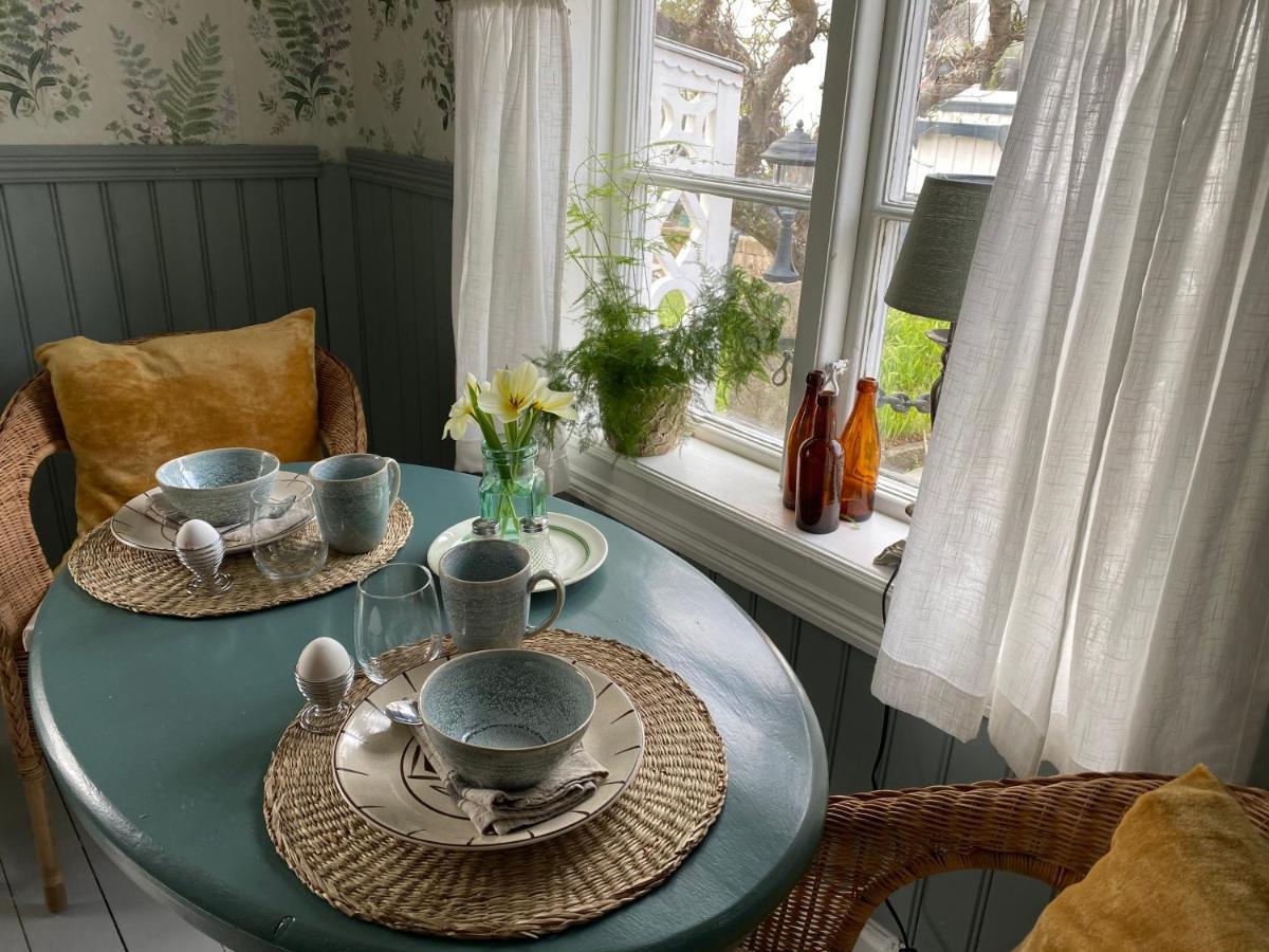 B&B Bland Ormbunkar Och Rosor ファルケンベリ エクステリア 写真