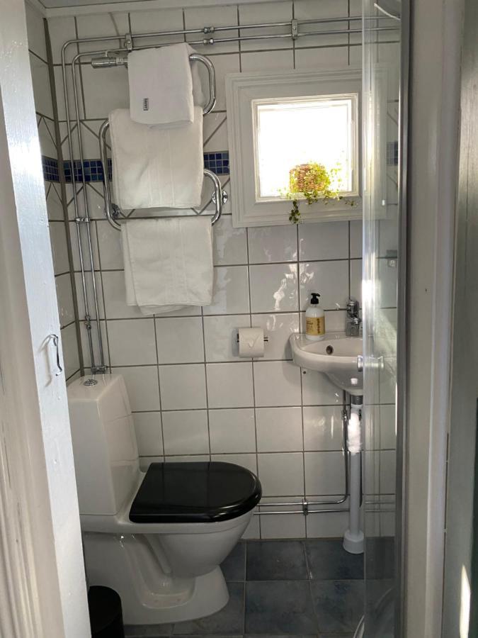B&B Bland Ormbunkar Och Rosor ファルケンベリ エクステリア 写真