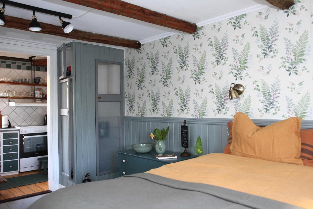 B&B Bland Ormbunkar Och Rosor ファルケンベリ エクステリア 写真