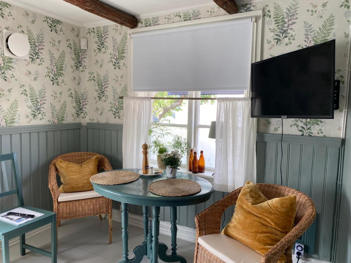 B&B Bland Ormbunkar Och Rosor ファルケンベリ エクステリア 写真